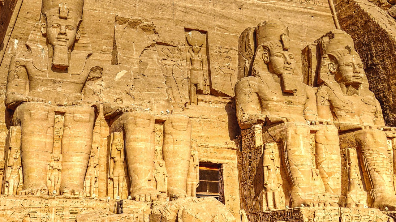 移築されたアブ・シンベル神殿の現在の立地と人工の丘