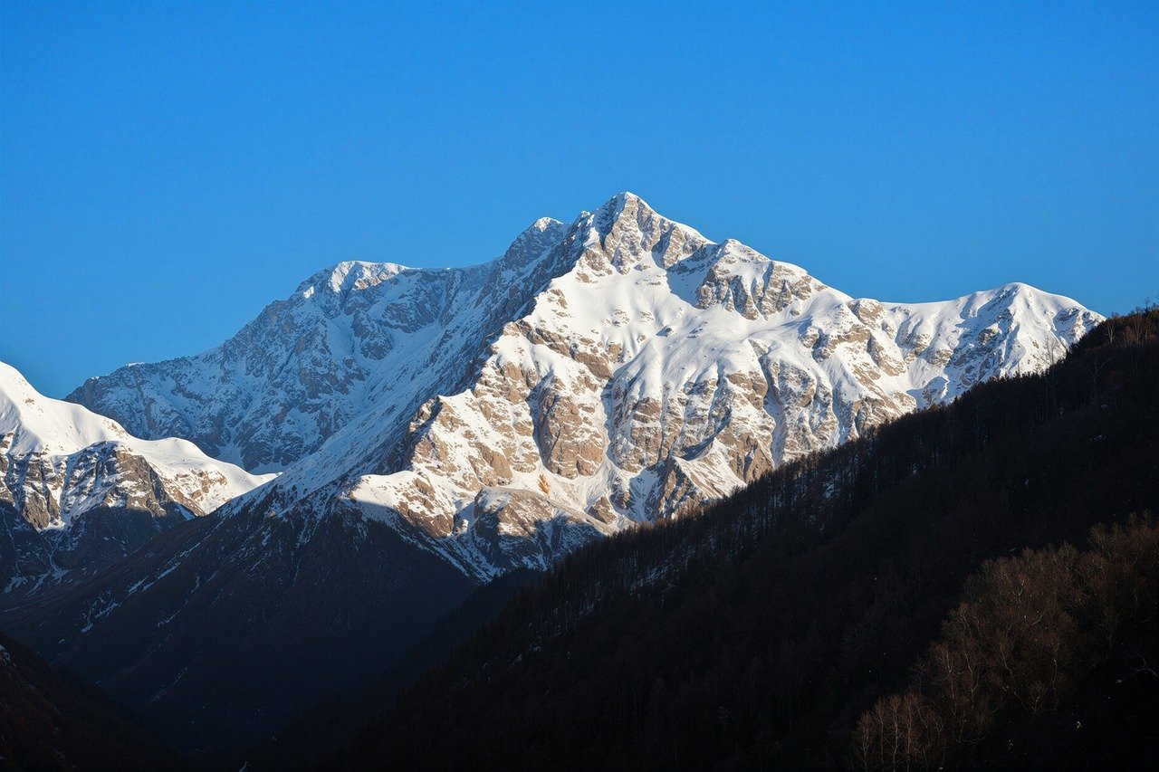高所でのテント設営と登山者の様子