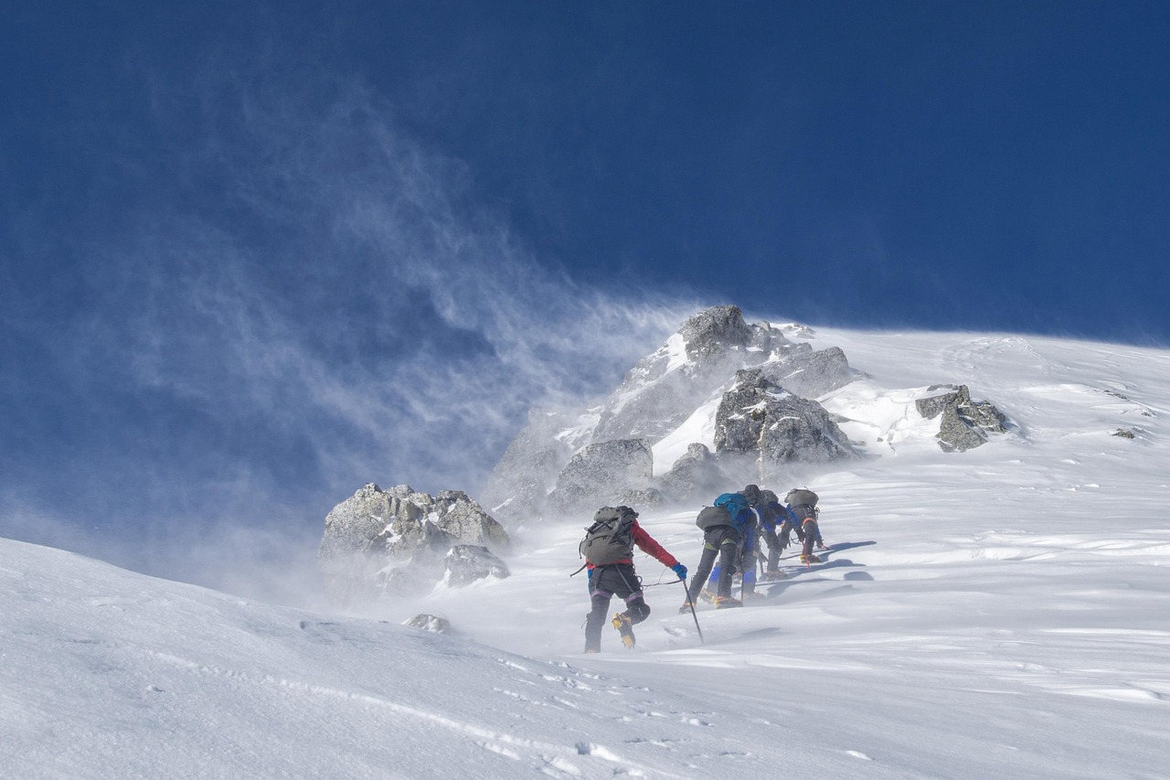 テーブルマウンテンの登山道を歩く人々