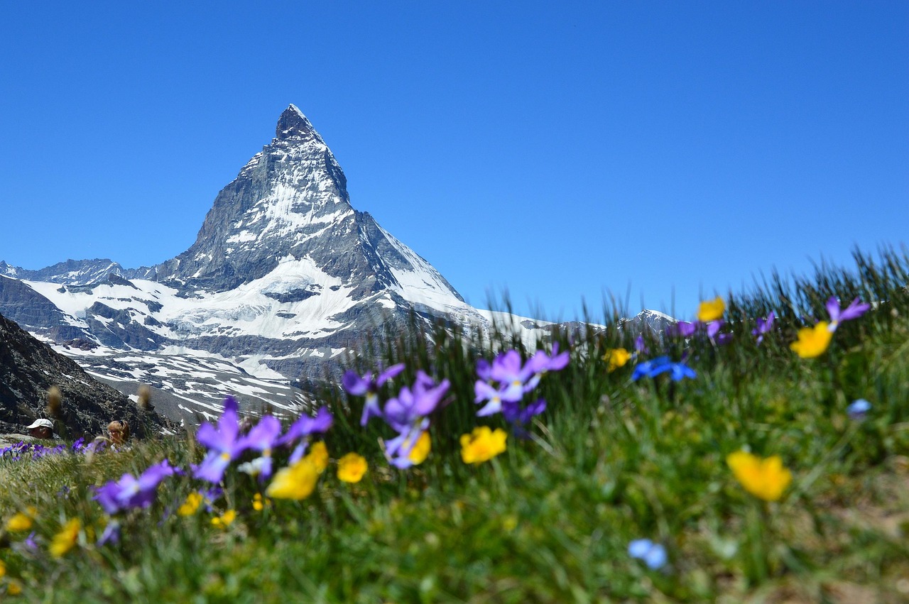 ヘルンリ稜の岩稜ルートを登る登山者