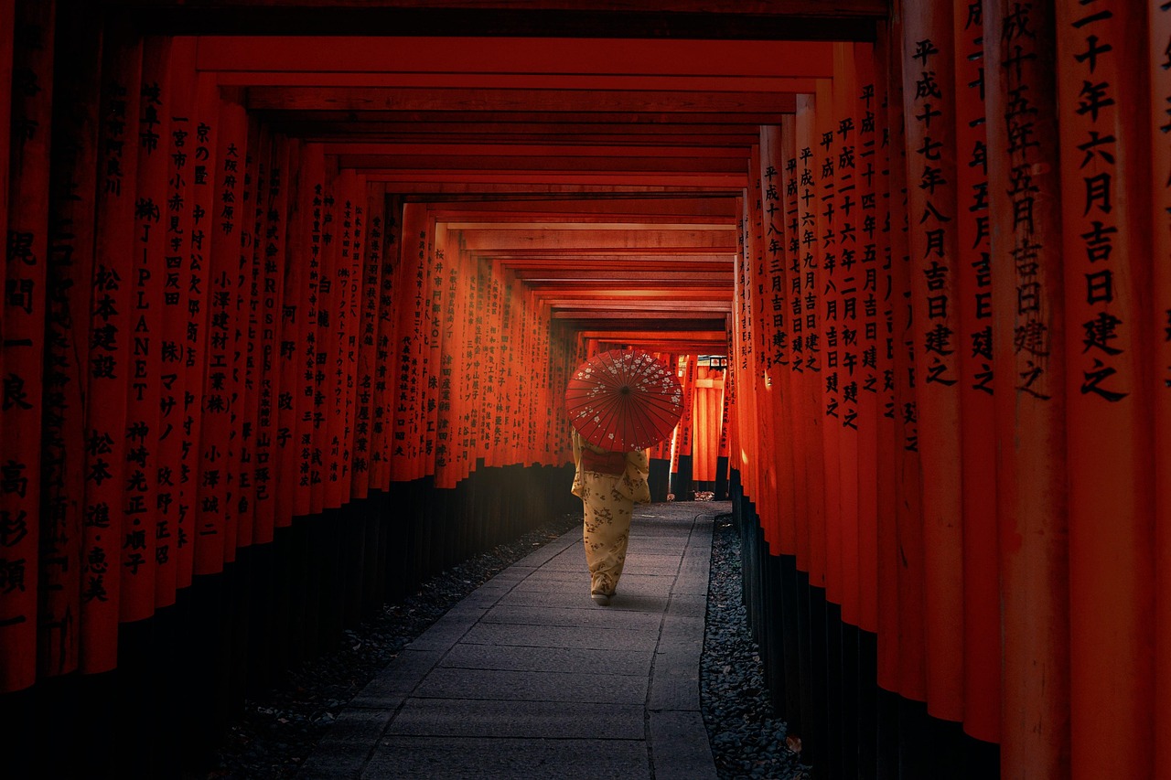 夕暮れ時の厳島神社と美しいライトアップの様子