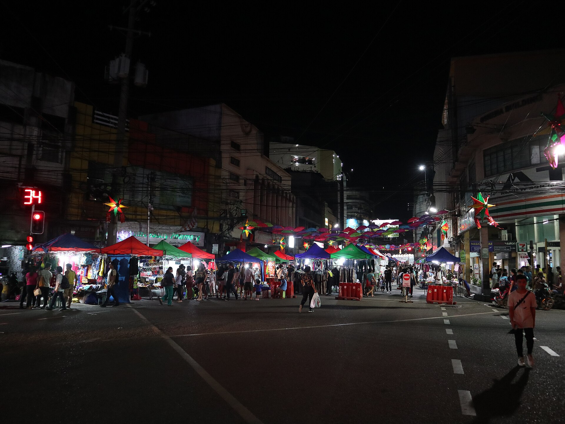 セブ市内の夜の街。夜間の路上強盗の被害例が報告されている