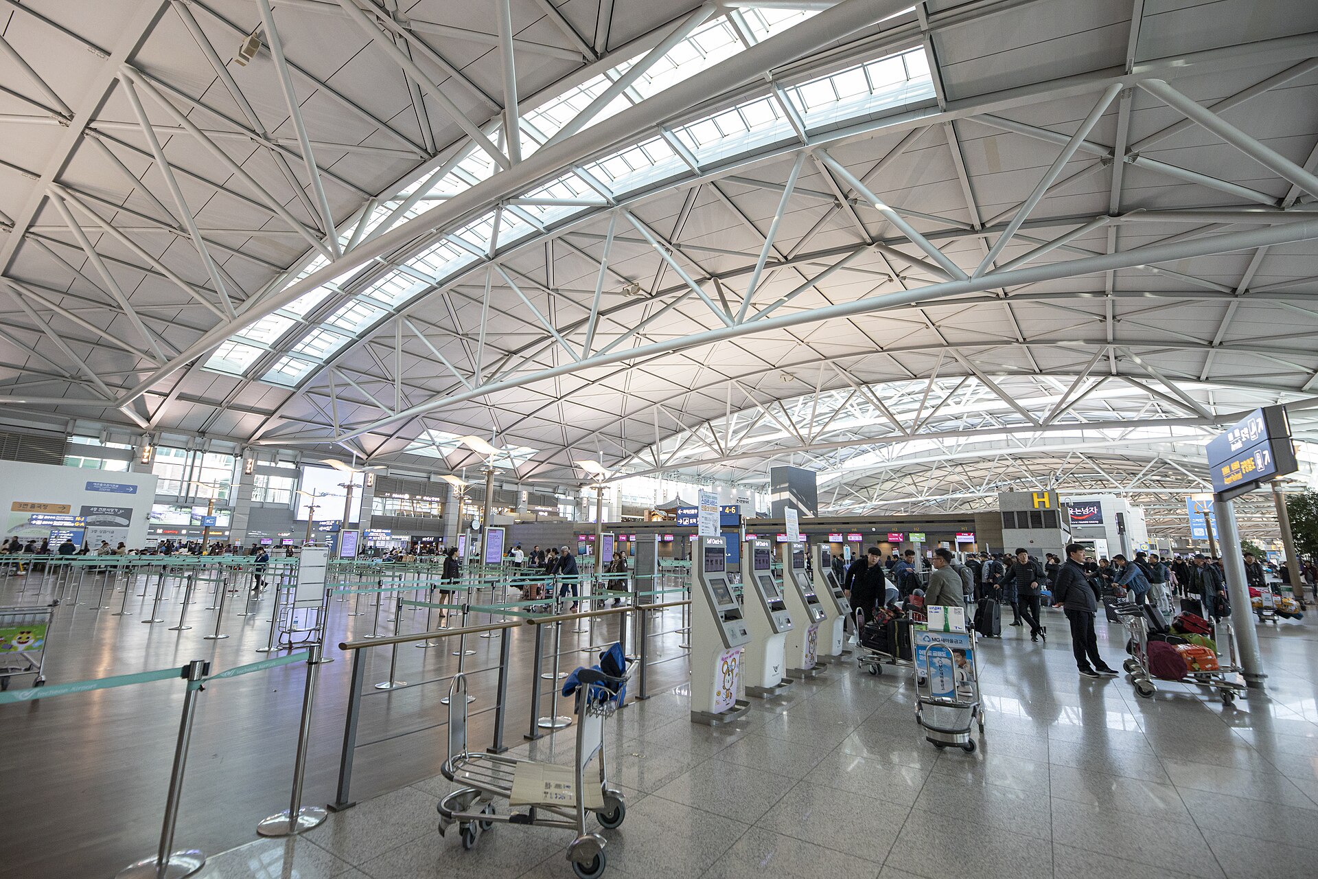 出国時にかかる国際観光旅客税は2026年7月1日から3,000円に引き上げられた