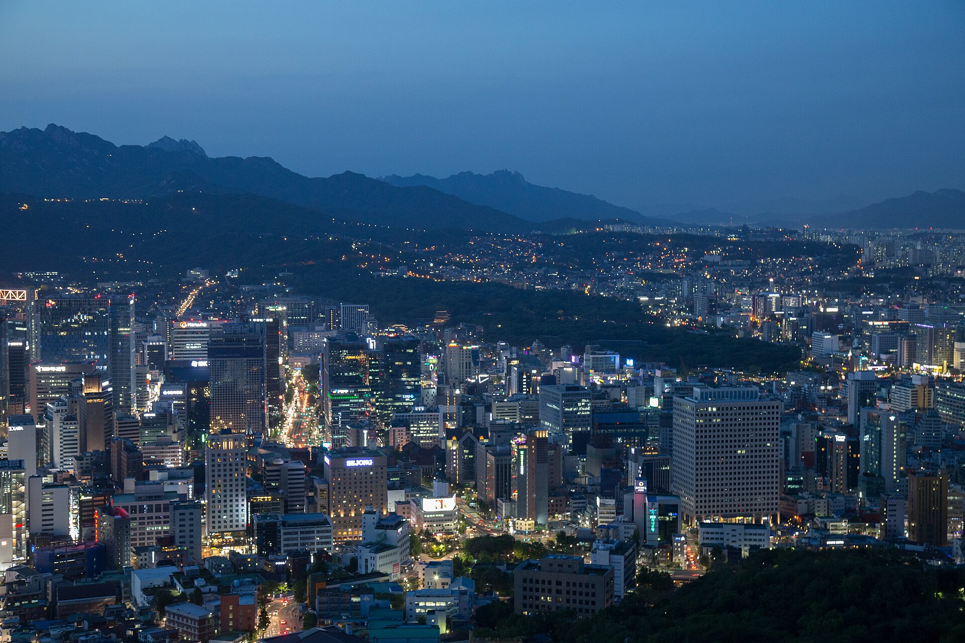ソウルの街並みの夜景