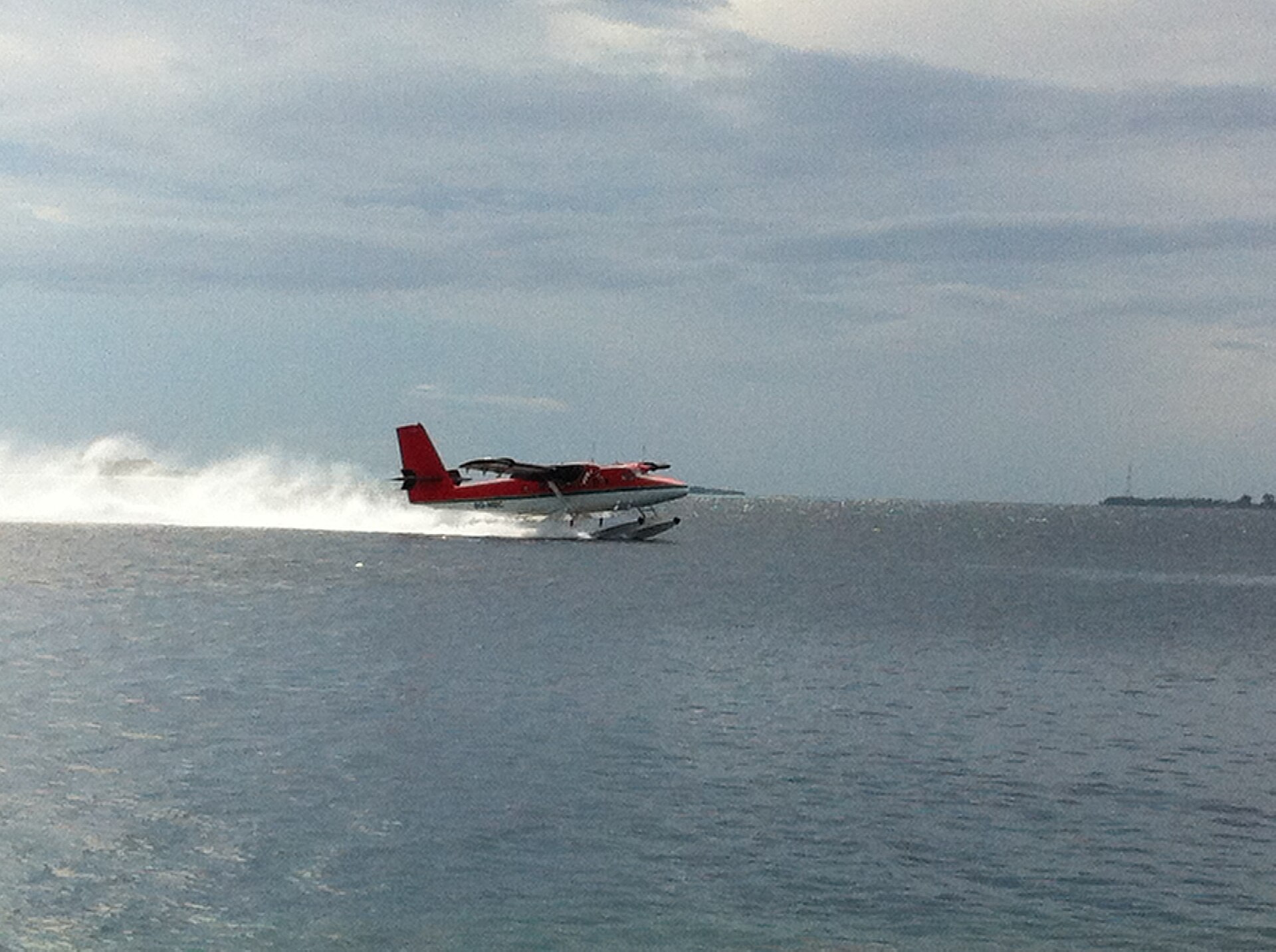 モルディブの海面から離水する水上飛行機