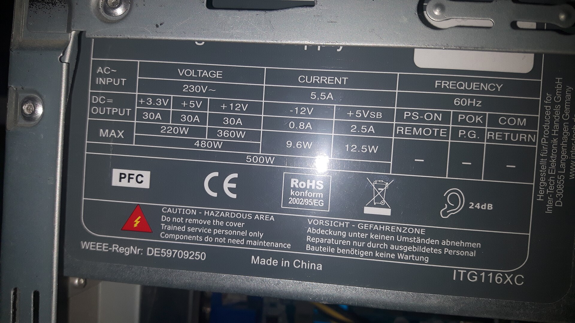 電源機器の定格ラベル。AC INPUT の欄に対応電圧と周波数が書かれている