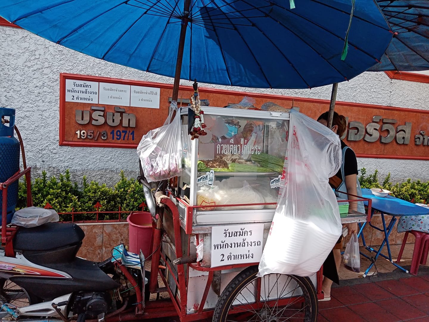 タイの路上に出ている麺類の屋台。ガラスケースに麺と具材が並ぶ