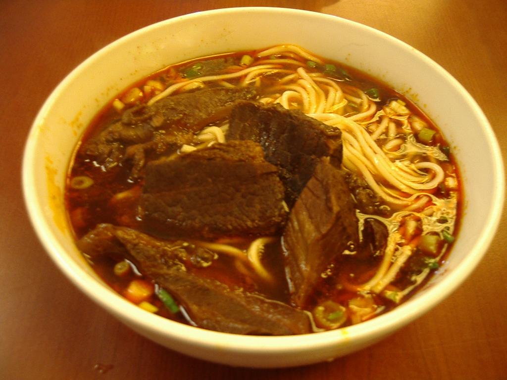 台湾の牛肉麺。HISの目安では約1,400円〜