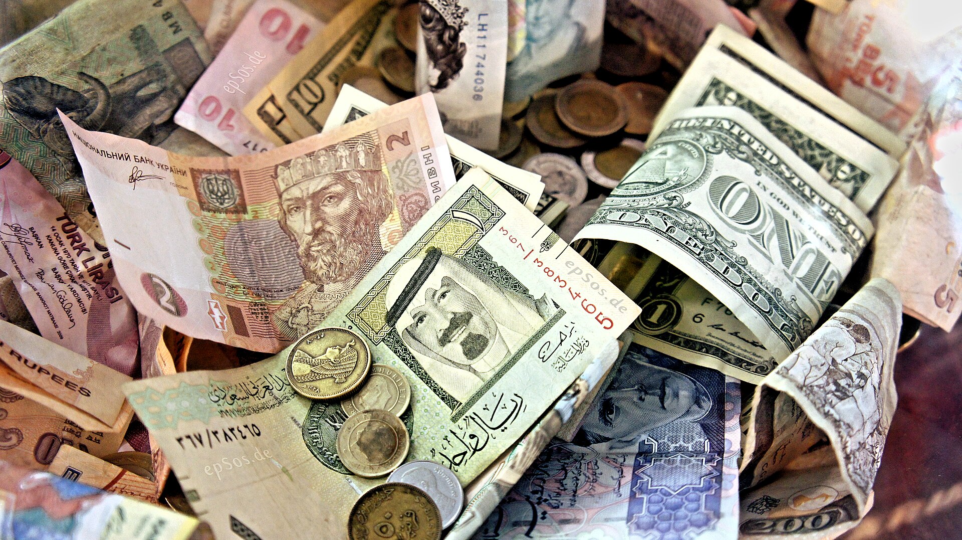 各国の紙幣と硬貨が積み重なった様子